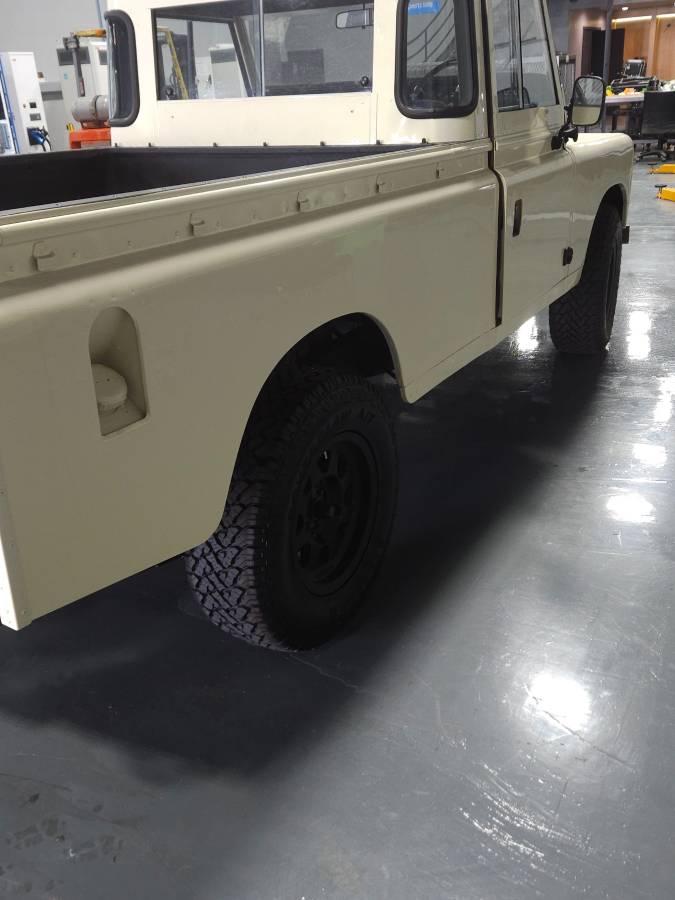 Land-rover-series-3-1972-white-8