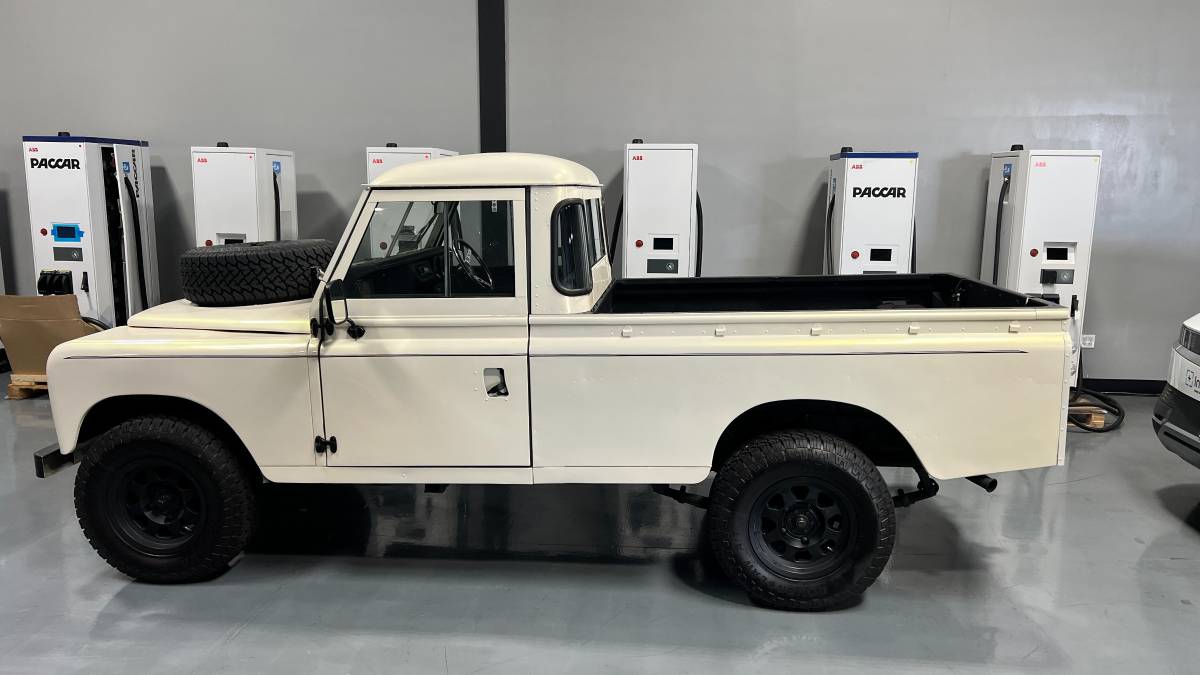 Land-rover-series-3-1972-white-9