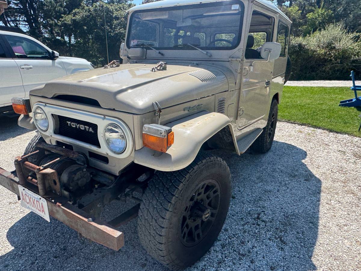 Landcruiser-fj-40-1979-brown-1
