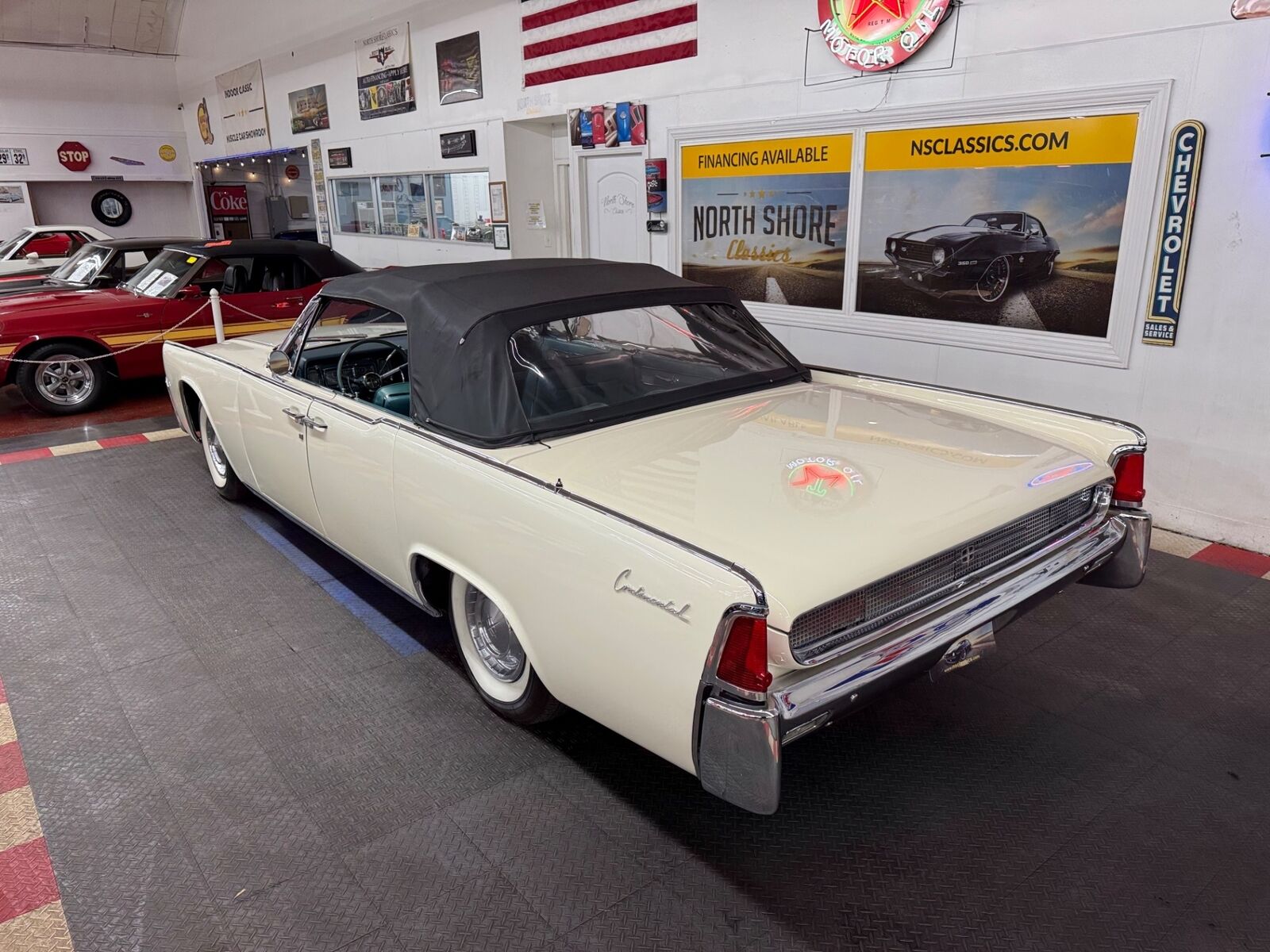 Lincoln-Continental-1961-4-Door-3