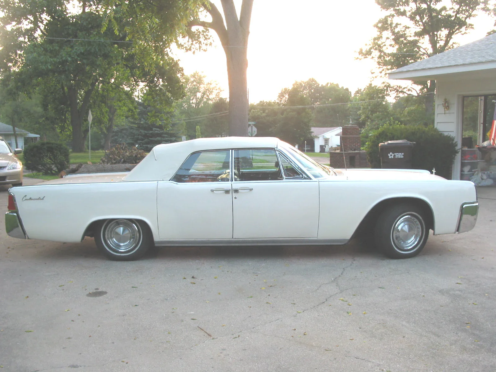 Lincoln-Continental-1963-White-Burgundy-10