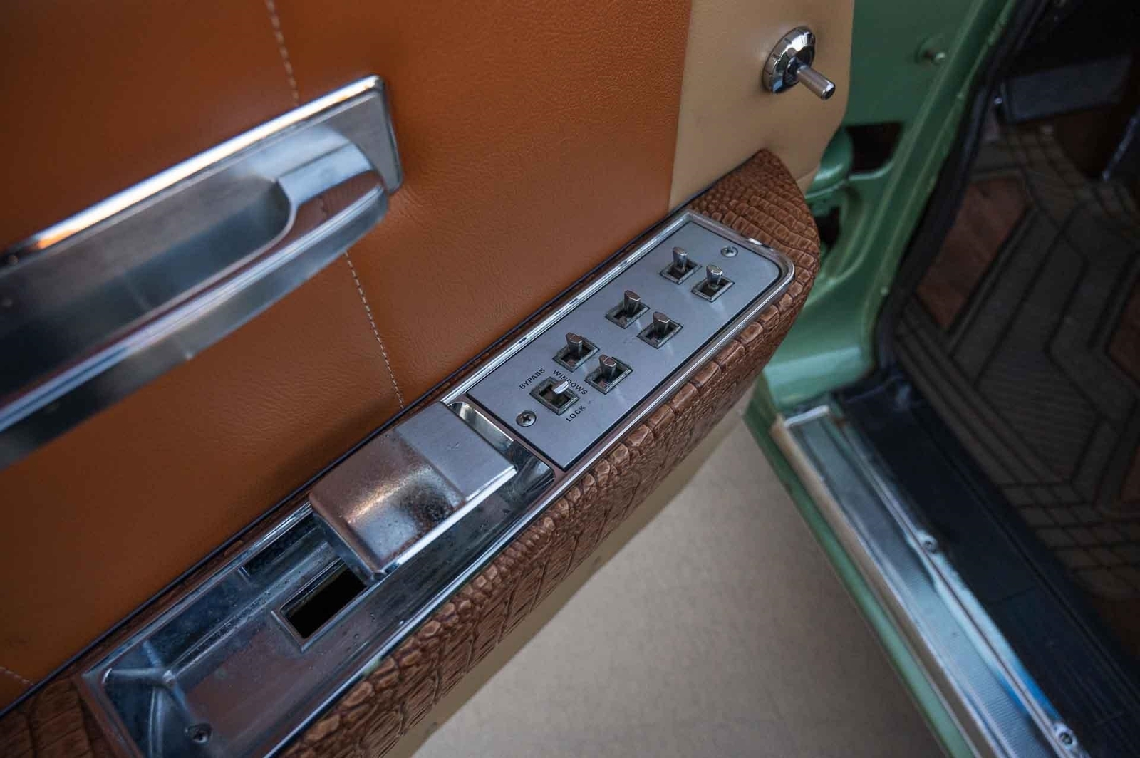 Lincoln-Continental-1965-4-Door-12