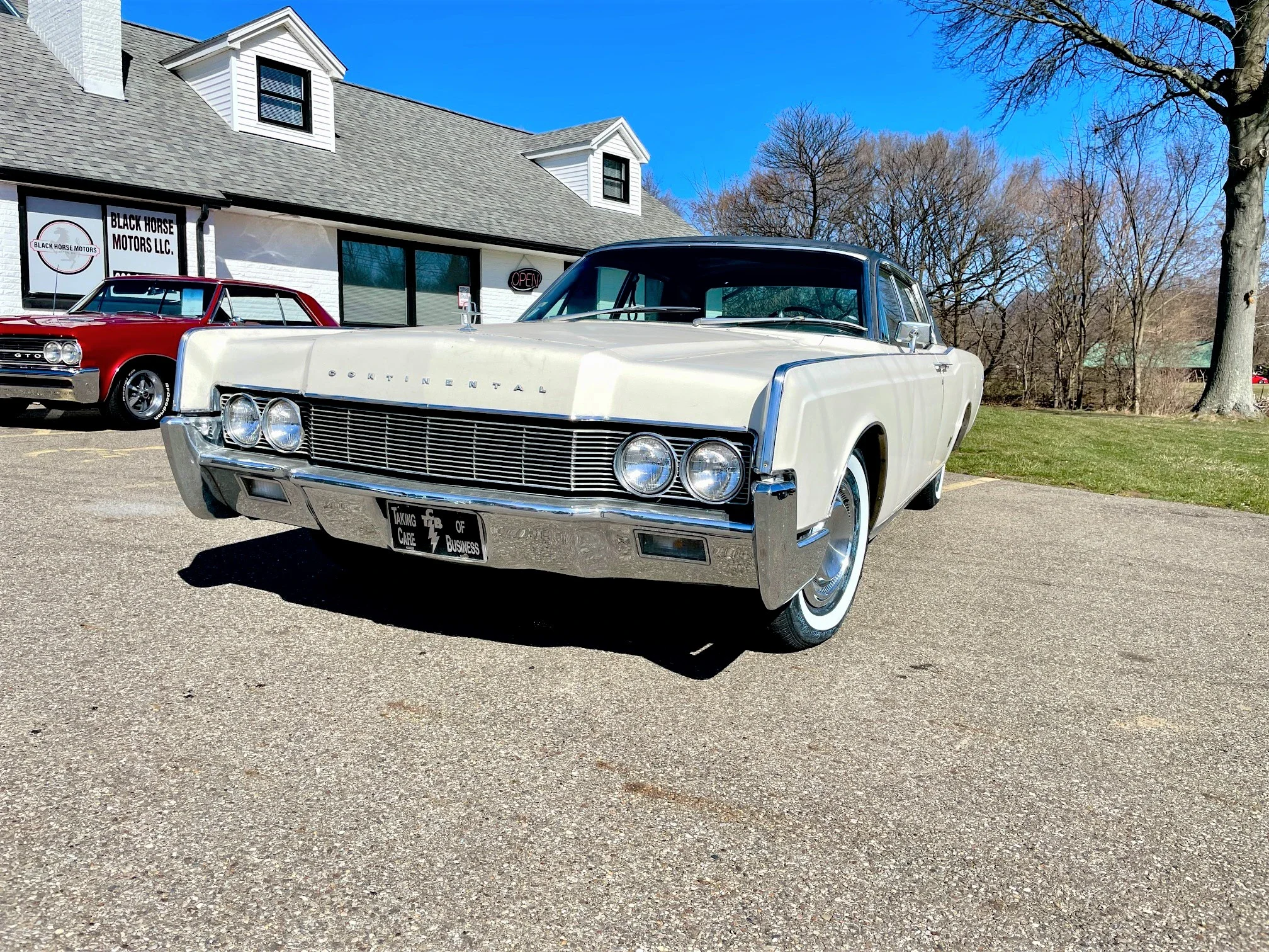 Lincoln-Continental-1967-Off-White-Black-14