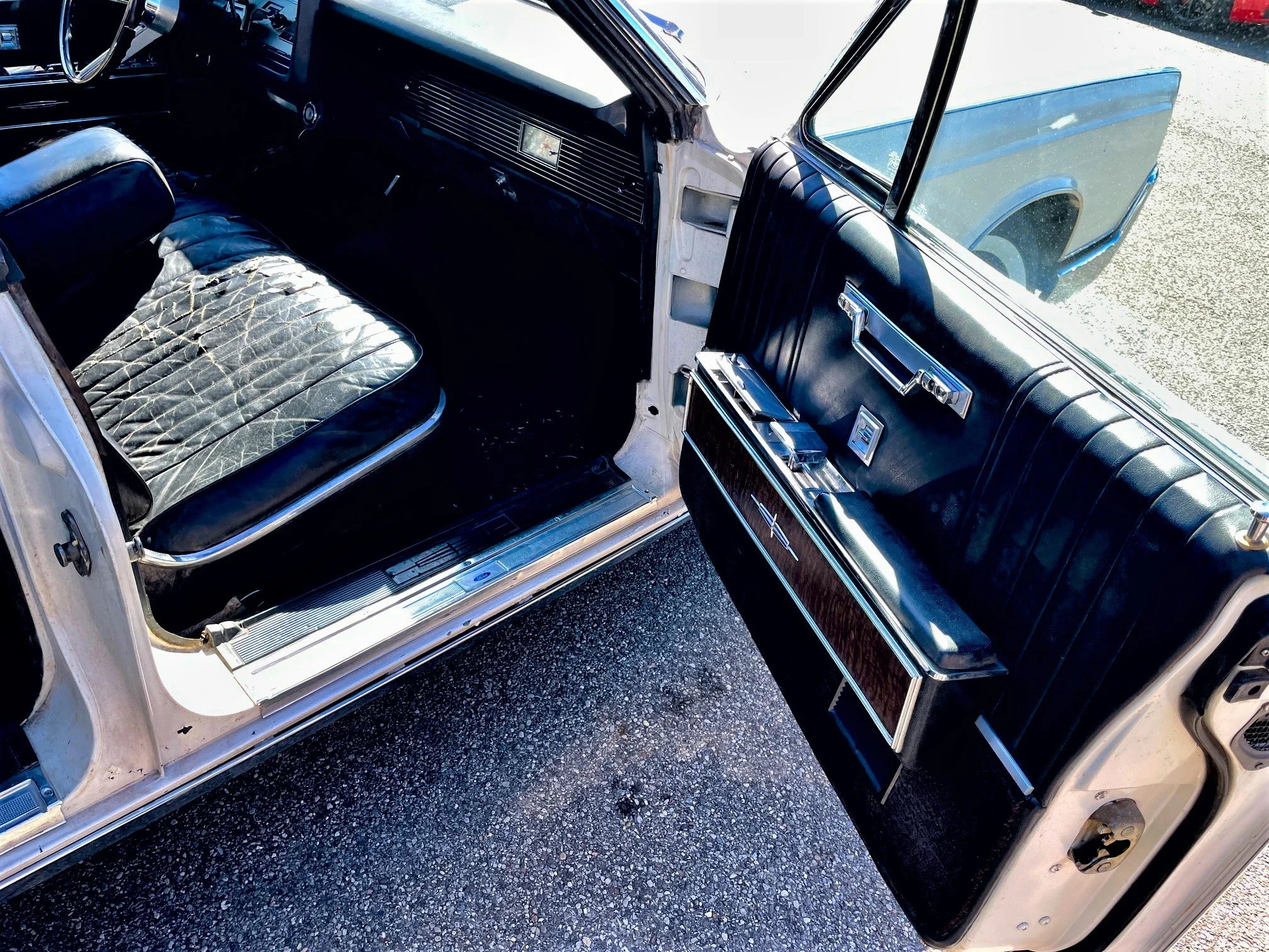 Lincoln-Continental-1967-Off-White-Black-17