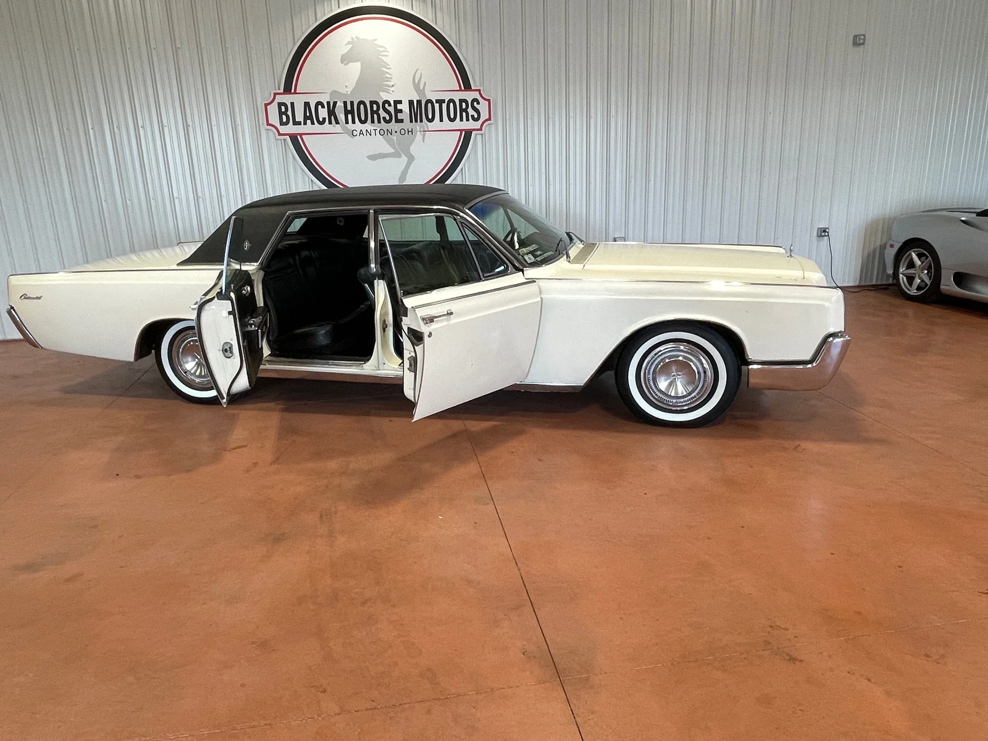 Lincoln-Continental-1967-Off-White-Black-20