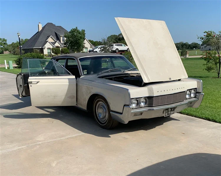 Lincoln-Continental-1967-Off-White-Black-24