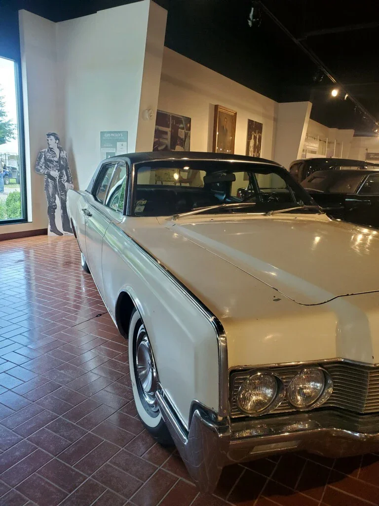 Lincoln-Continental-1967-Off-White-Black-40