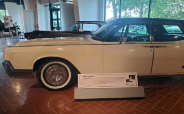Lincoln-Continental-1967-Off-White-Black-41