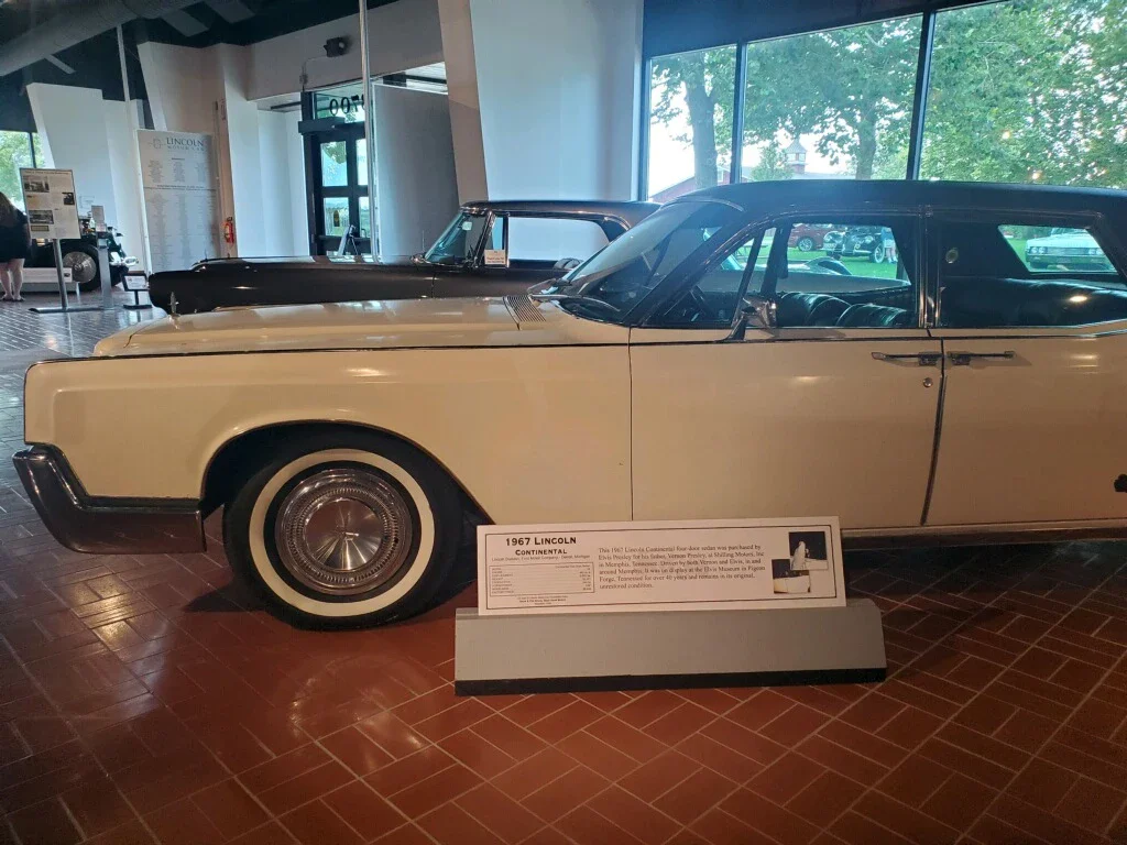 Lincoln-Continental-1967-Off-White-Black-41