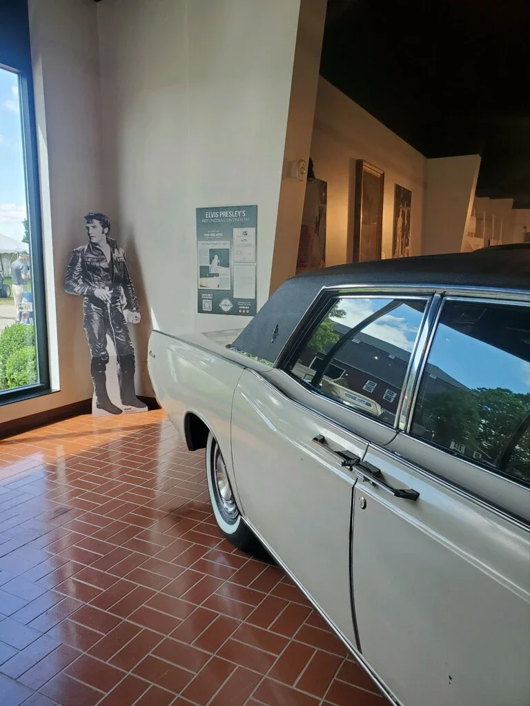 Lincoln-Continental-1967-Off-White-Black-8