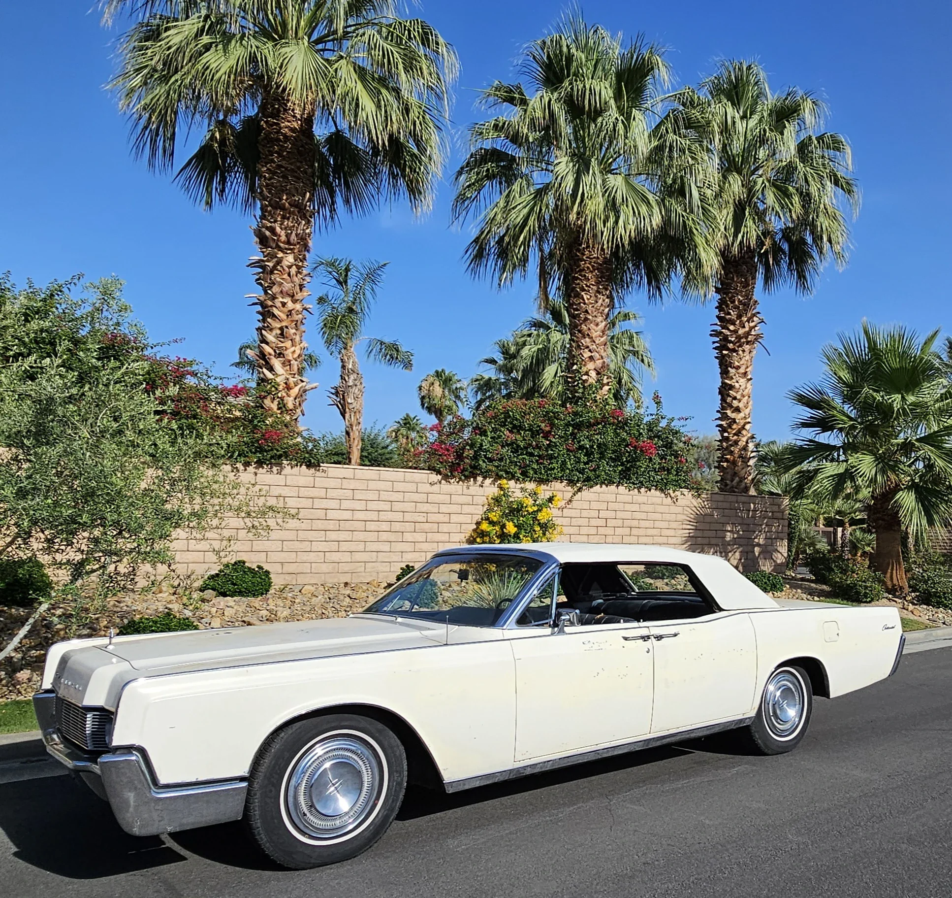 Lincoln-Continental-1967-White-Blue-1