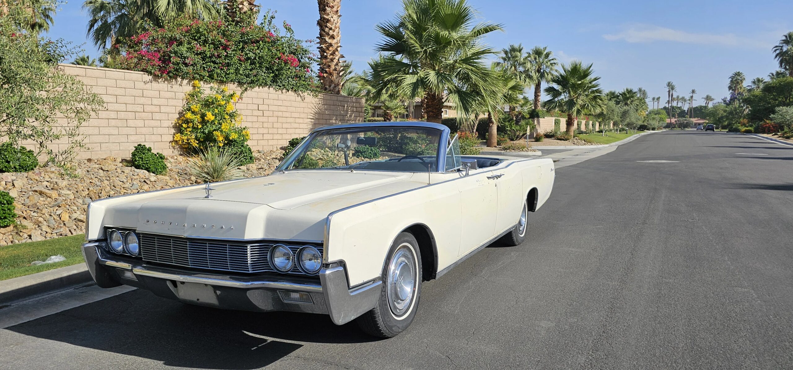 Lincoln-Continental-1967-White-Blue-10