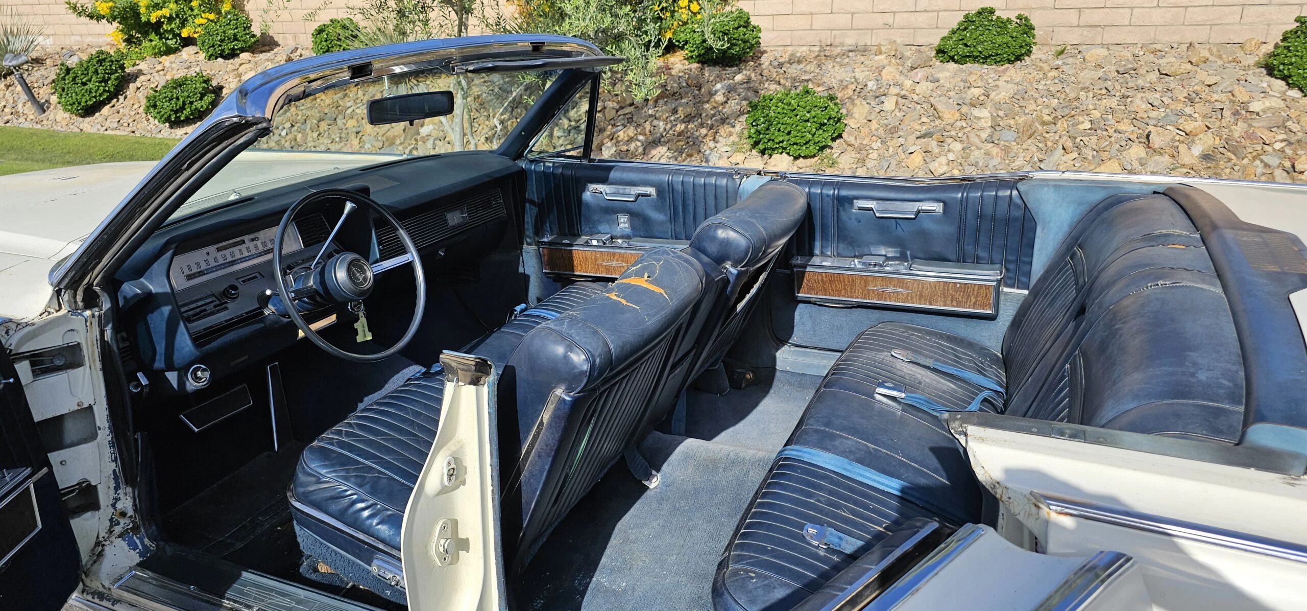 Lincoln-Continental-1967-White-Blue-3