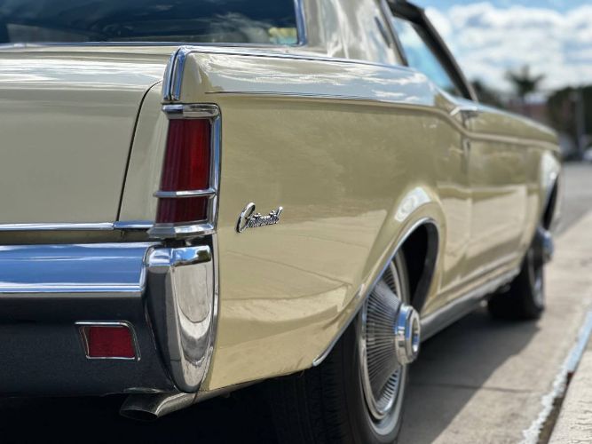 Lincoln-Continental-1971-5