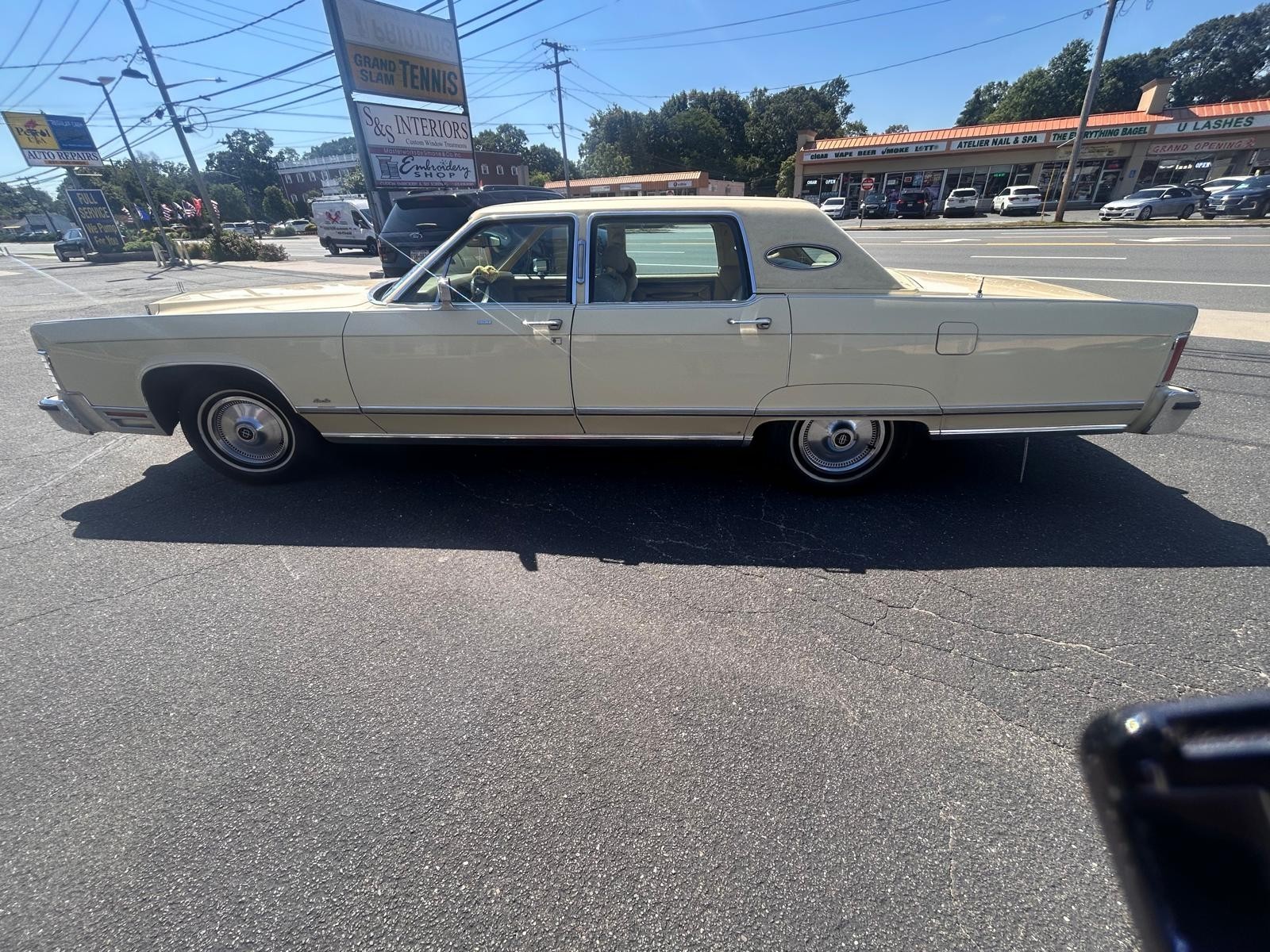 Lincoln-Continental-1977-Sedan-10