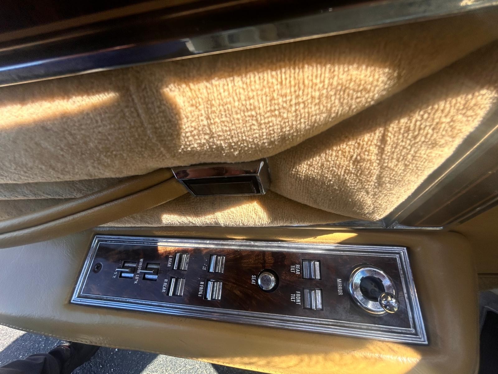 Lincoln-Continental-1977-Sedan-11