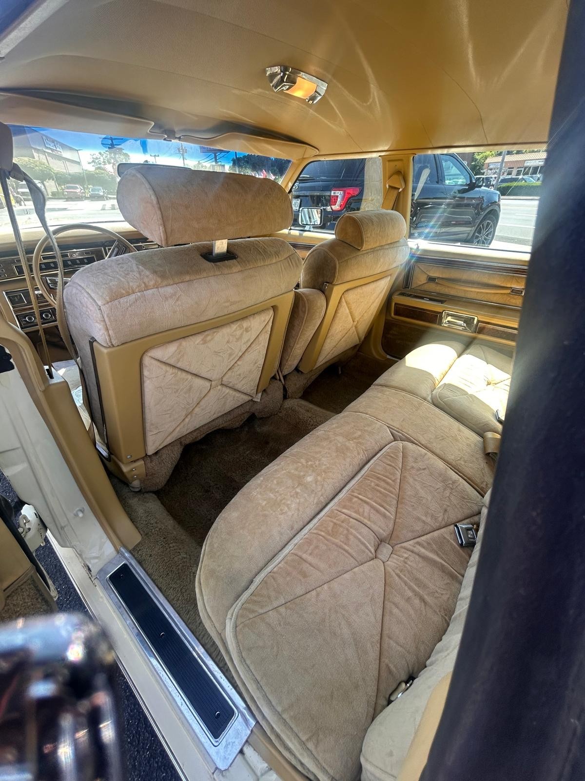 Lincoln-Continental-1977-Sedan-13
