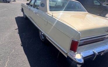 Lincoln-Continental-1977-Sedan-2
