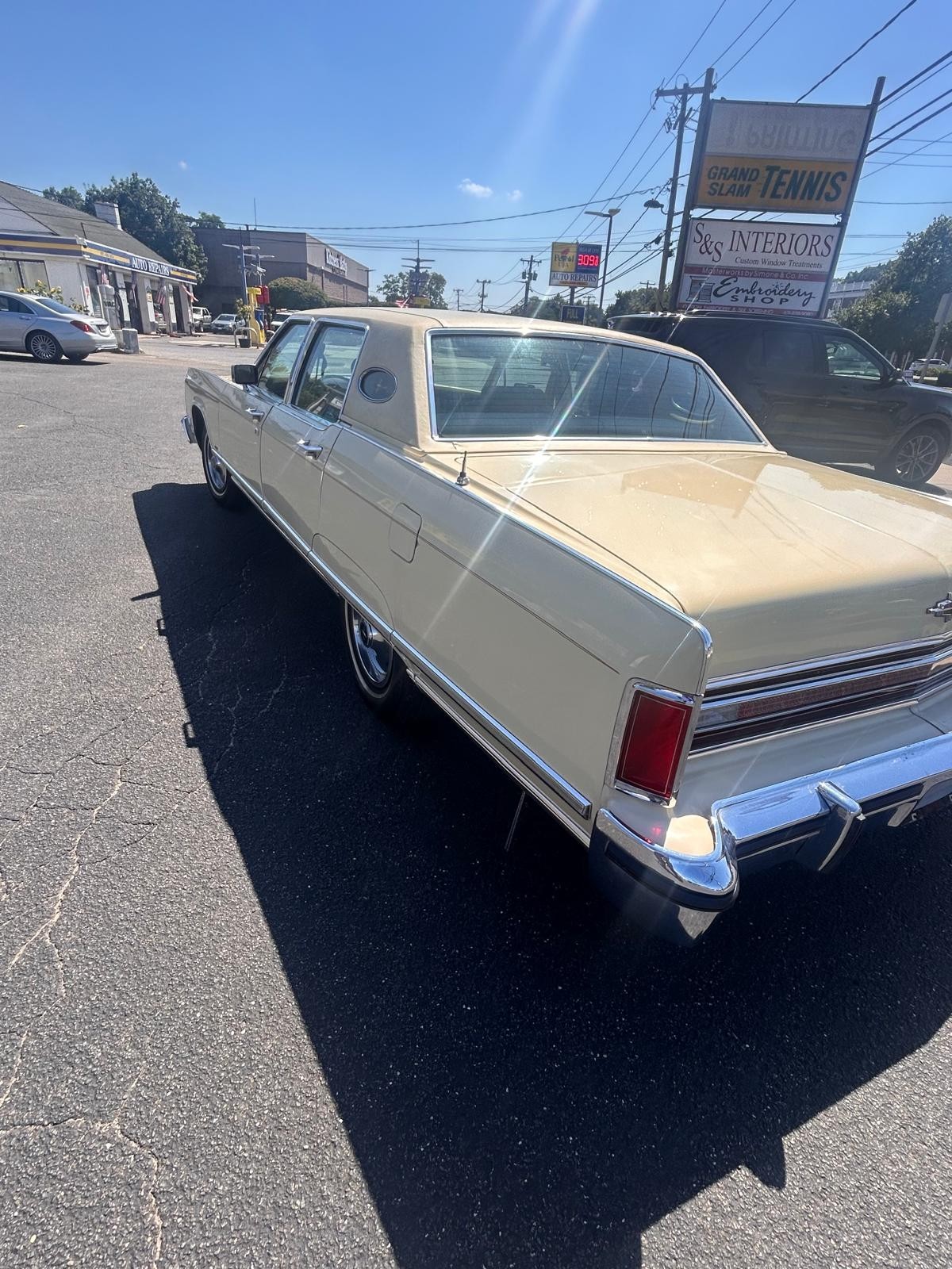 Lincoln-Continental-1977-Sedan-2
