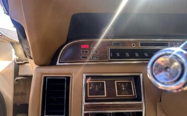Lincoln-Continental-1977-Sedan-3