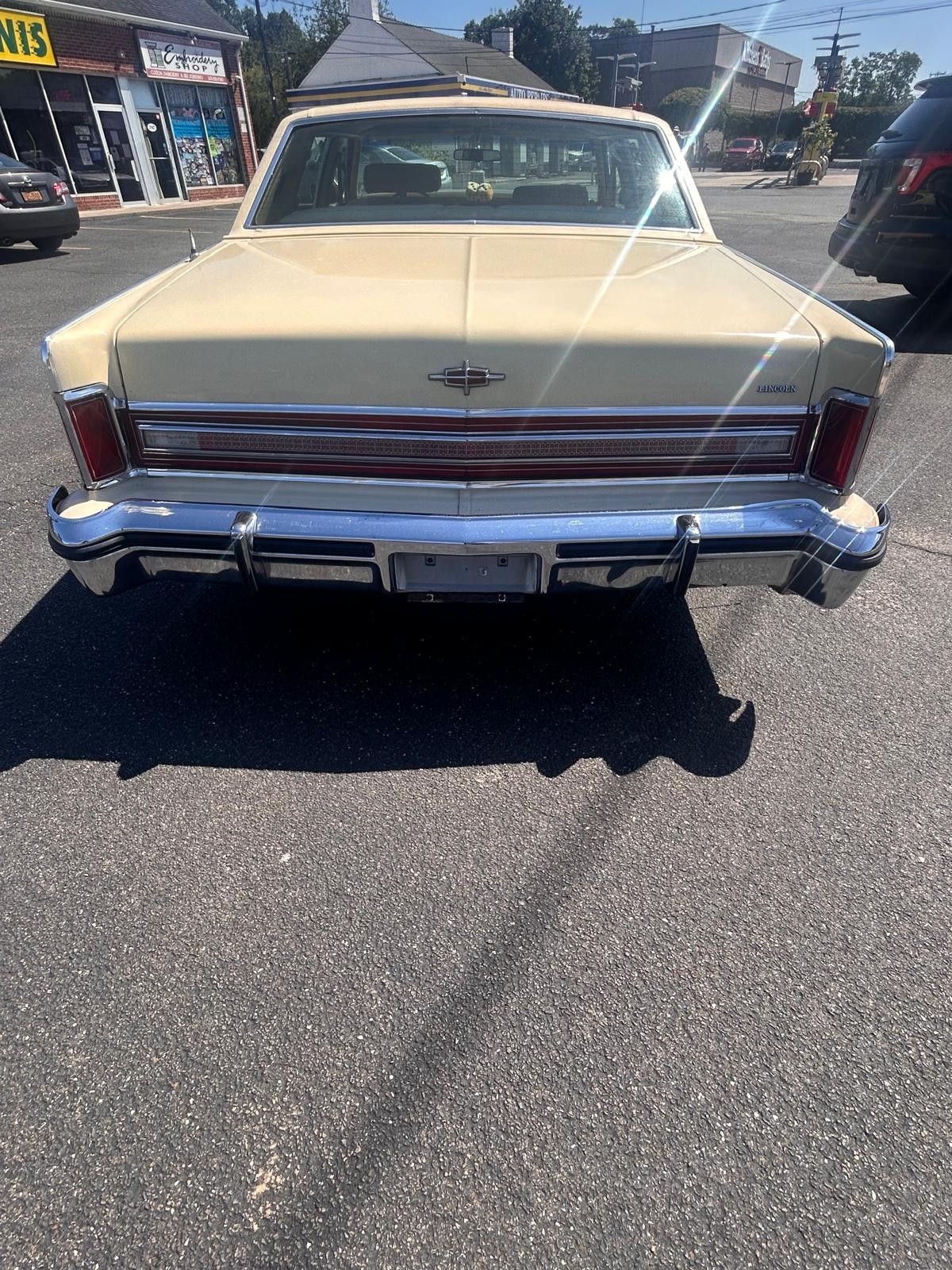 Lincoln-Continental-1977-Sedan-4