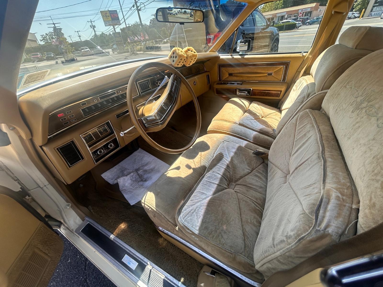 Lincoln-Continental-1977-Sedan-5