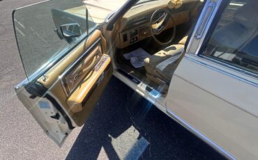 Lincoln-Continental-1977-Sedan-6