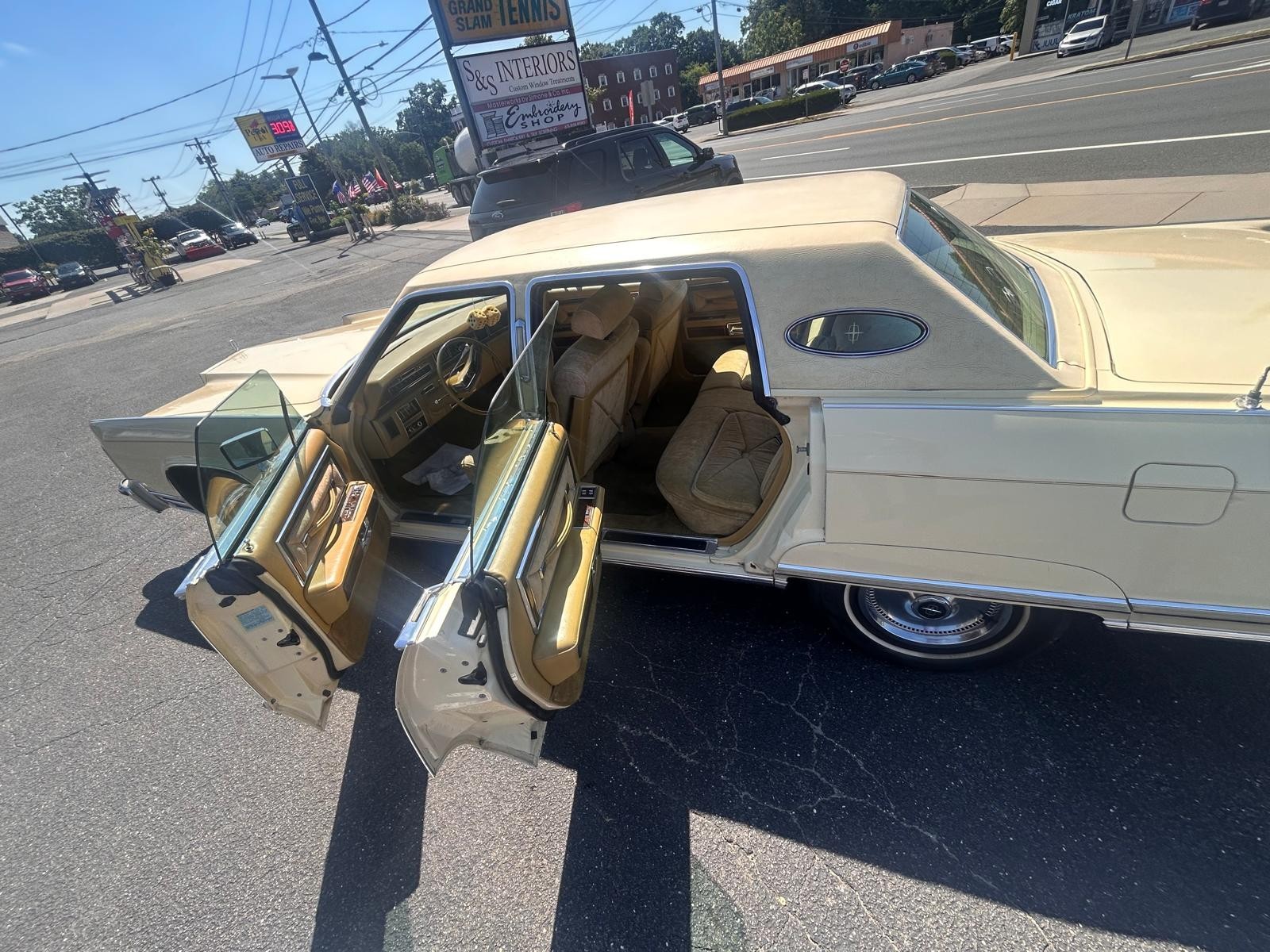 Lincoln-Continental-1977-Sedan-8