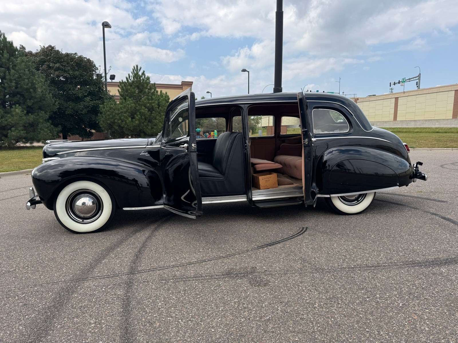 Lincoln-Custom-V12-Limousine-1941-Limousine-12