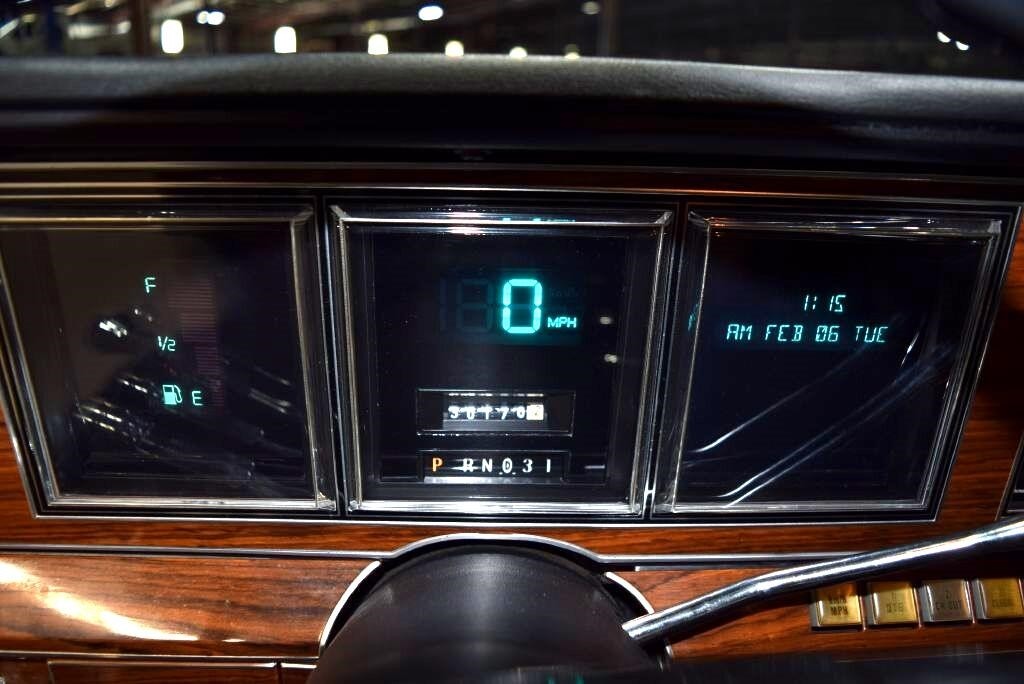 Lincoln-Mark-Series-1982-Sedan-27