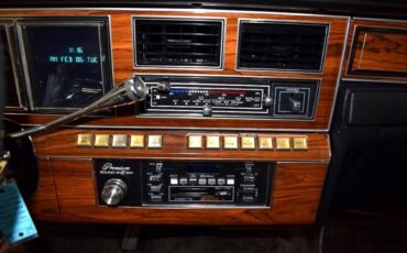 Lincoln-Mark-Series-1982-Sedan-28