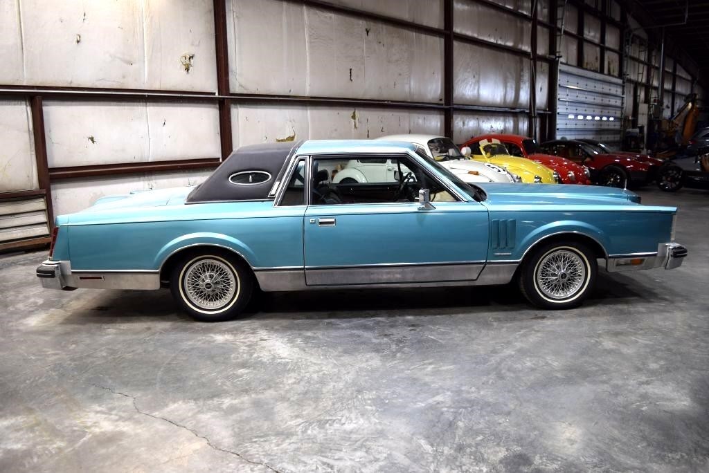 Lincoln-Mark-Series-1982-Sedan-8