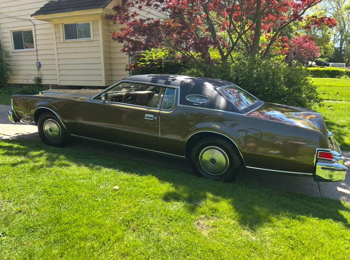 Lincoln-Mark-iv-1974-Green-Gold