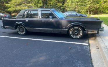 Lincoln-Town-Car-1984-Sedan-2