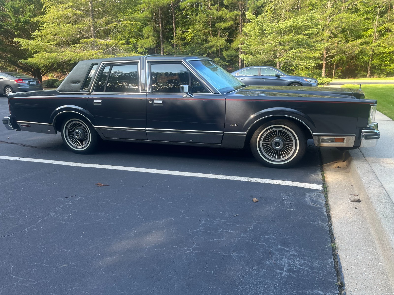 Lincoln-Town-Car-1984-Sedan-2