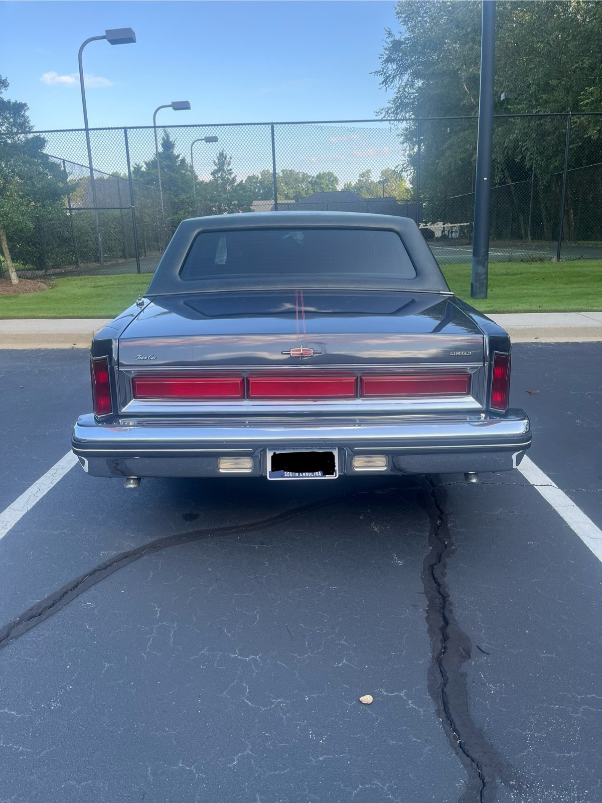 Lincoln-Town-Car-1984-Sedan-3