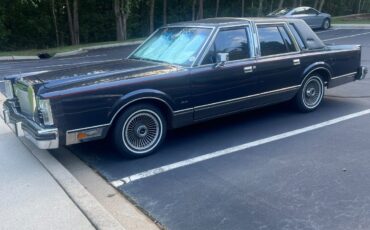 Lincoln-Town-Car-1984-Sedan