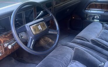 Lincoln-Town-Car-1984-Sedan-4