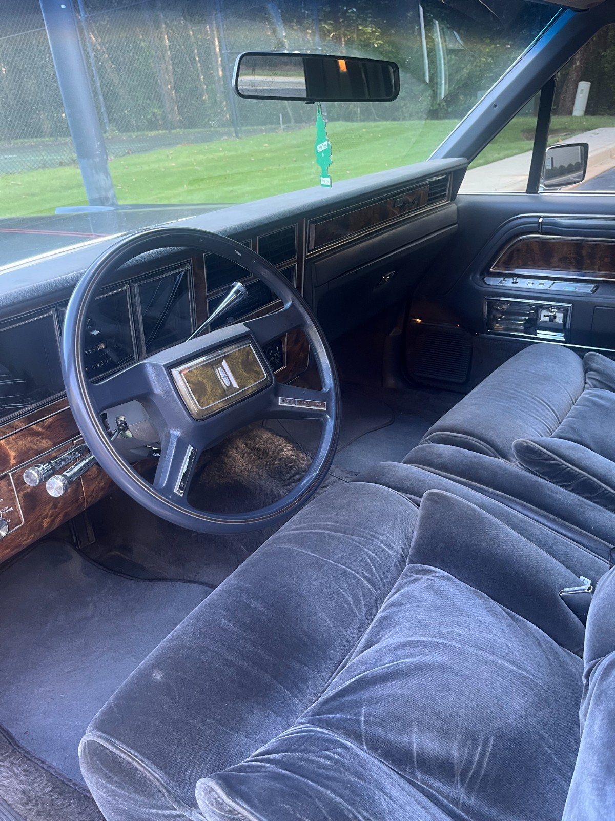 Lincoln-Town-Car-1984-Sedan-4
