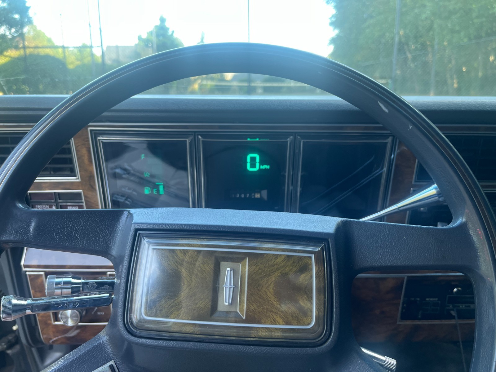 Lincoln-Town-Car-1984-Sedan-5