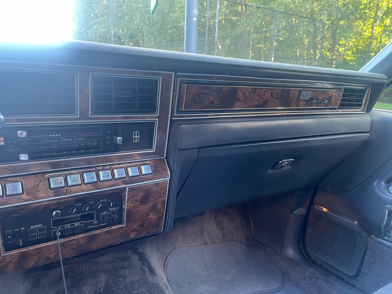 Lincoln-Town-Car-1984-Sedan-6