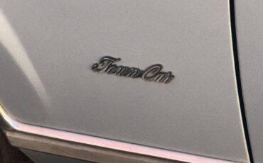 Lincoln-Town-Car-1989-Sedan-10