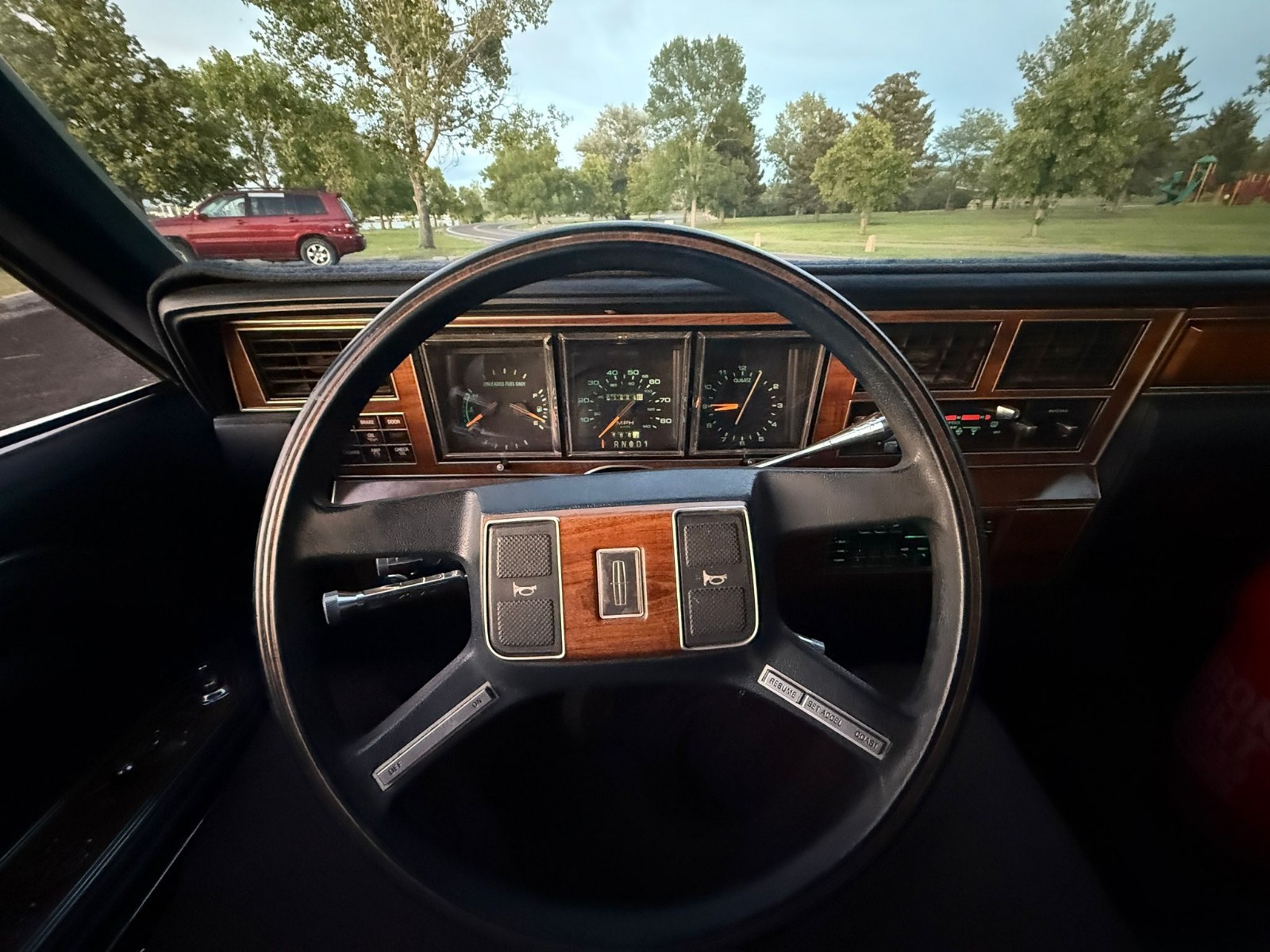 Lincoln-Town-Car-1989-Sedan-15