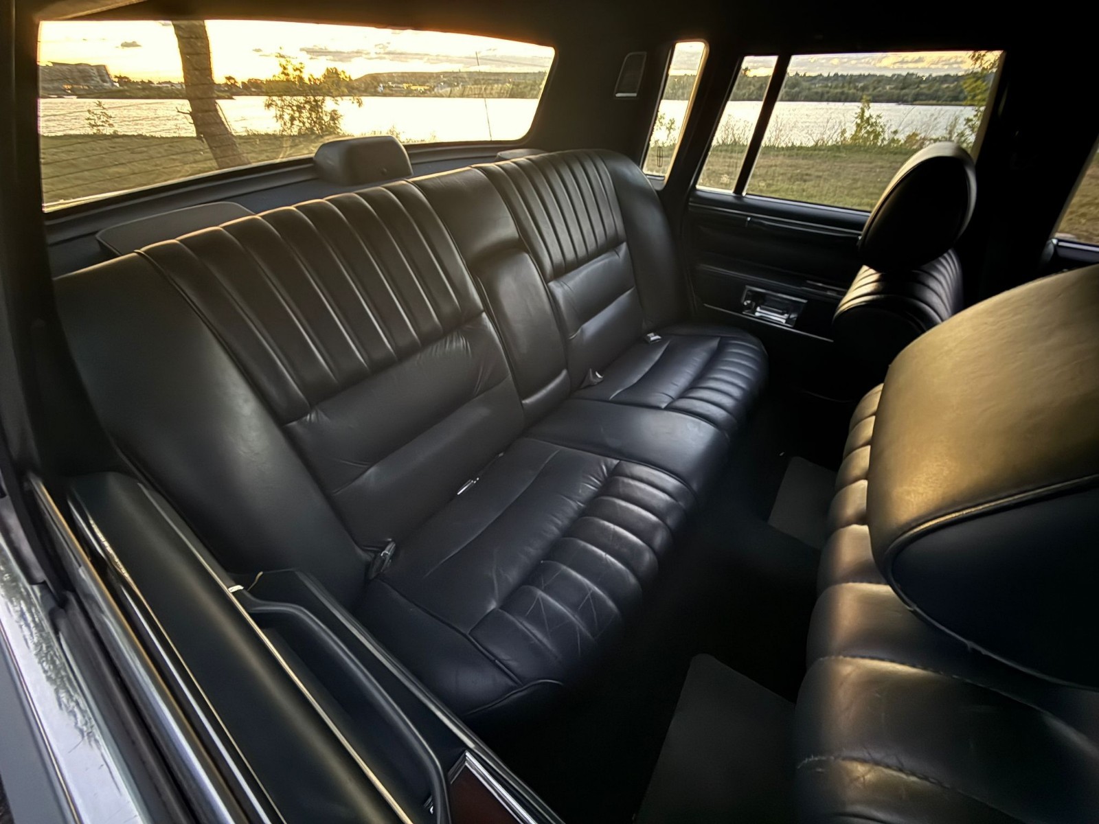 Lincoln-Town-Car-1989-Sedan-18