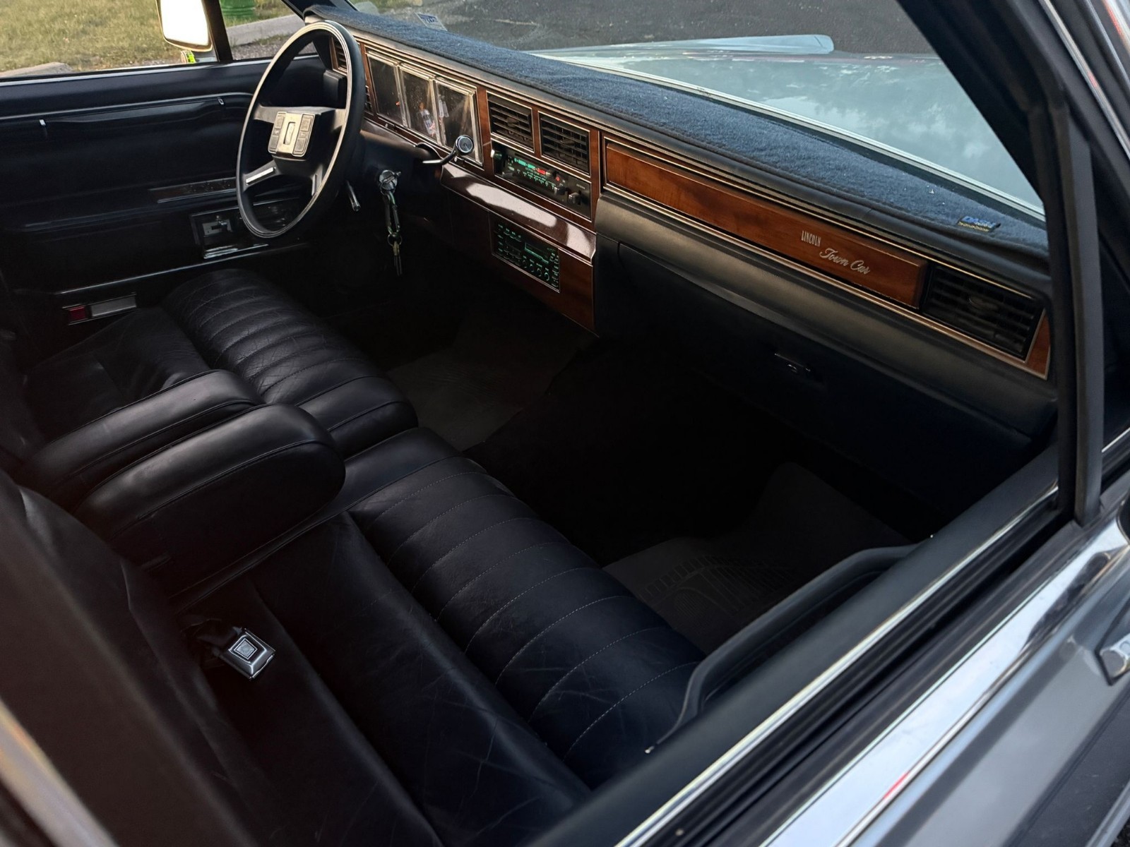 Lincoln-Town-Car-1989-Sedan-19