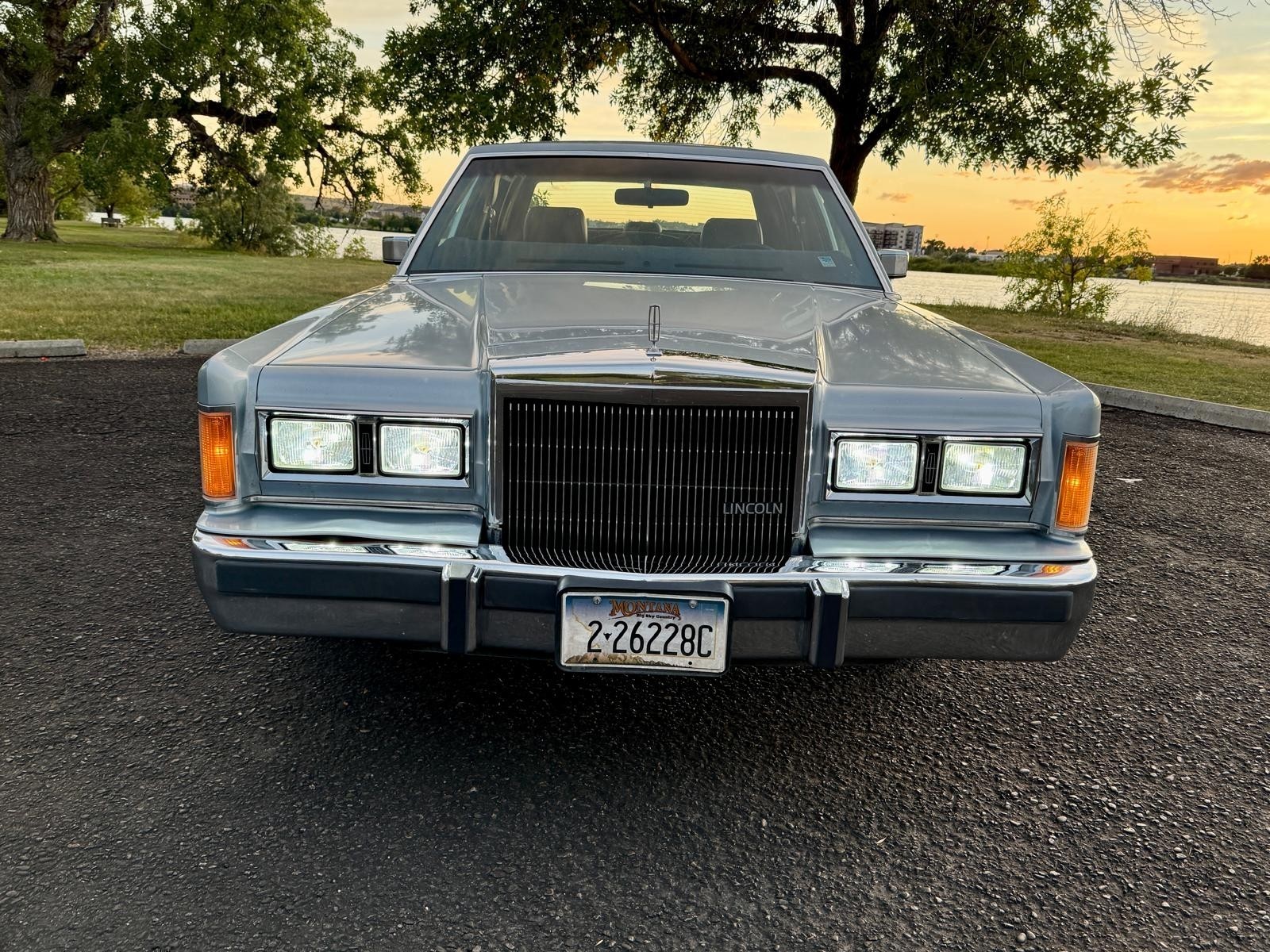 Lincoln-Town-Car-1989-Sedan-2