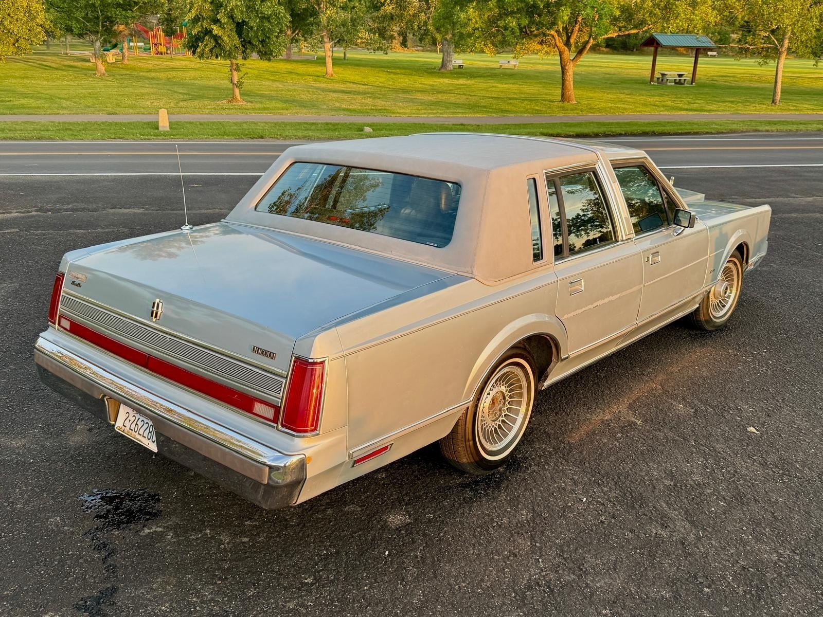Lincoln-Town-Car-1989-Sedan-5
