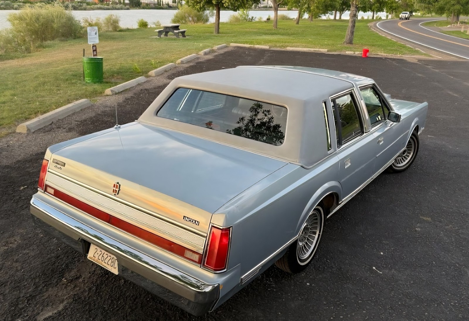 Lincoln-Town-Car-1989-Sedan-8