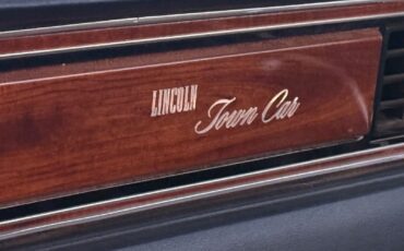 Lincoln-Town-Car-1989-Sedan-9