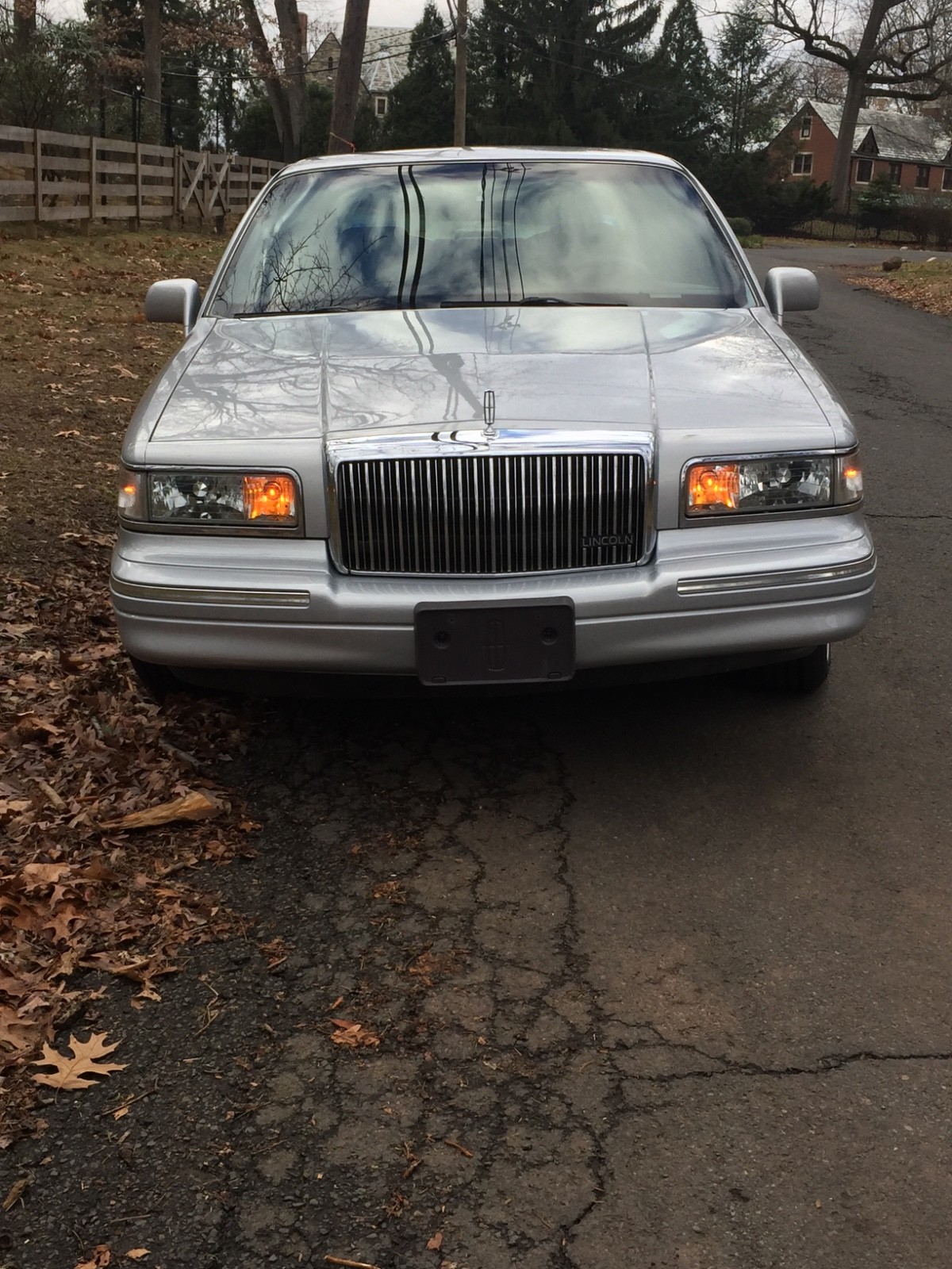 Lincoln-Town-Car-1996-Sedan-1